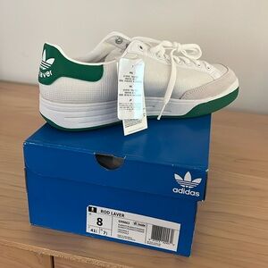 Adidas classic Rod Laver tennis shoes